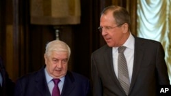 Menlu Rusia Sergey Lavrov (kanan) menyambut kedatangan Menlu Suriah Walid al-Moallem (kiri) di Moskow, 25 Februari 2013. (AP Photo/Ivan Sekretarev)