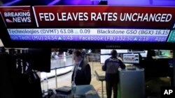 A television screen on the floor of the New York Stock Exchange shows the rate decision of the Federal Reserve, Feb. 1, 2017.