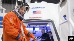 지난 16일 미국 휴스턴 항공우주국에서 랜디 브렌스닉 우주비행사가 보잉사의 CST-100우주선 앞에서 포즈를 취하고 있다.