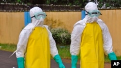 8月16日，在利比里亞應對伊波拉疫情的醫療工作人員穿上防護服。