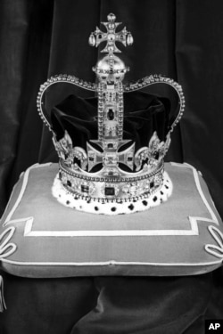 ARCHIVO - La corona de San Eduardo sobre un cojín en la Torre de Londres el 24 de noviembre de 1952, antes de ser utilizada en la ceremonia de coronación de la reina Isabel II el 5 de junio de 1953. El momento culminante de La ceremonia de coronación del rey Carlos III tendrá lugar, literalmente, cuando el arzobispo de Canterbury coloque la corona de San Eduardo sobre la cabeza del rey. Debido a su importancia como pieza central de la coronación, esta será la única vez durante su reinado que el monarca usará la corona de oro macizo, que presenta una gorra de terciopelo púrpura, una banda de armiño y arcos entrecruzados rematados por una cruz. (Foto AP, Archivo)