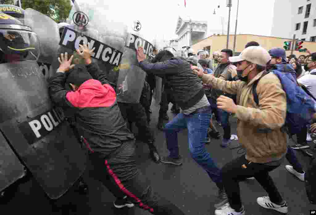 Simpatizantes del destituido Pedro Castillo se enfrentan a la policía en una protesta en Lima, Perú, el jueves 8 de diciembre de 2022. El Congreso de Perú votó por la remoción del cargo de Castillo el miércoles y por reemplazarlo con la vicepresidenta, poco después de que Castillo intentase disolver el Legislativo ante la sesión de votación prevista para su destitución. (AP Foto/Fernando Vergara)