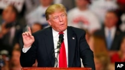 Ứng cử viên tổng thống đảng Cộng hòa Donald Trump phát biểu trong một cuộc mít-tinh ở Madison, Mississippi, ngày 07/3/2016.