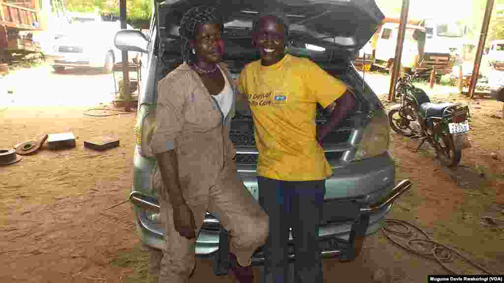 Welizabeth Yacob (D) a été embauchée après avoir postulé à un emploi comme mécanicienne de voiture à Juba, au Sud Soudan. Son collègue, Diane Andrew (G), embauchée pour être serveuse de thé, s&rsquo;est aussi frayé un chemin dans la mécanique-auto pour faire plus d&#39;argent.