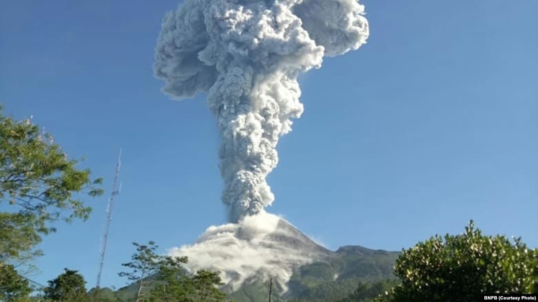 Gunung Merapi meletus selama dua menit dengan tinggi kolom abu 6.000 meter dari permukaan kawah, Yogyakarta, 1 Juni 2018. (Foto: BNPB)