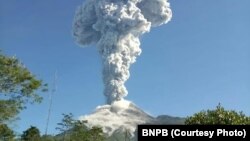 Gunung Merapi meletus selama dua menit dengan tinggi kolom abu 6.000 meter dari permukaan kawah, Yogyakarta, 1 Juni 2018. (Foto: BNPB)