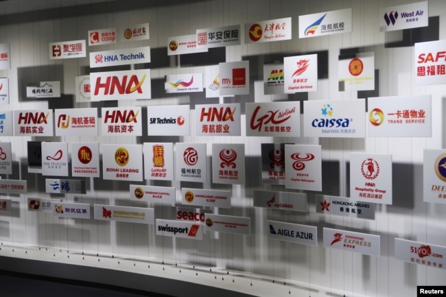 中国海南省海口市海航集团有限公司总部的海航博物馆内展示的海航旗下众多机构的名字和标徽。(2018年1月10日)