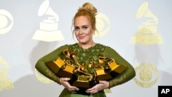 Adele posó con los 5 premios Grammy obtenidos por su álbum "25" en la 59 entrega de los galardones a lo mejor de la música, el domingo, 12 de febrero, de 2017.