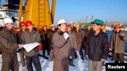 지난 2011년 12월 북한 남포항에 모인 노동자들. 북한 조선중앙통신이 배포한 사진이다.