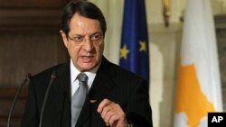 Presiden baru Siprus, Nicos Anastasiades memberikan penjelasan dalam jumpa pers (11/3). Anastasiades harus mengatasi negaranya yang dilanda krisis finansial. 