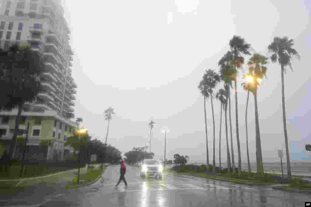 Una persona camina bajo una lluvia ligera antes de la llegada del huracán Milton, el miércoles 9 de octubre de 2024, en Tampa, Florida.