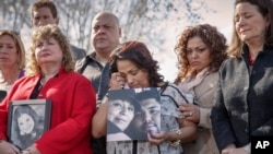 Gia đình của các nạn nhân thiệt mạng vì tai nạn sau tay lái của các xe ôtô bị lỗi của hãng GM trong một cuộc họp báo tại Trụ sở Quốc hội ở thủ đô Washington, ngày 1/4/2014.