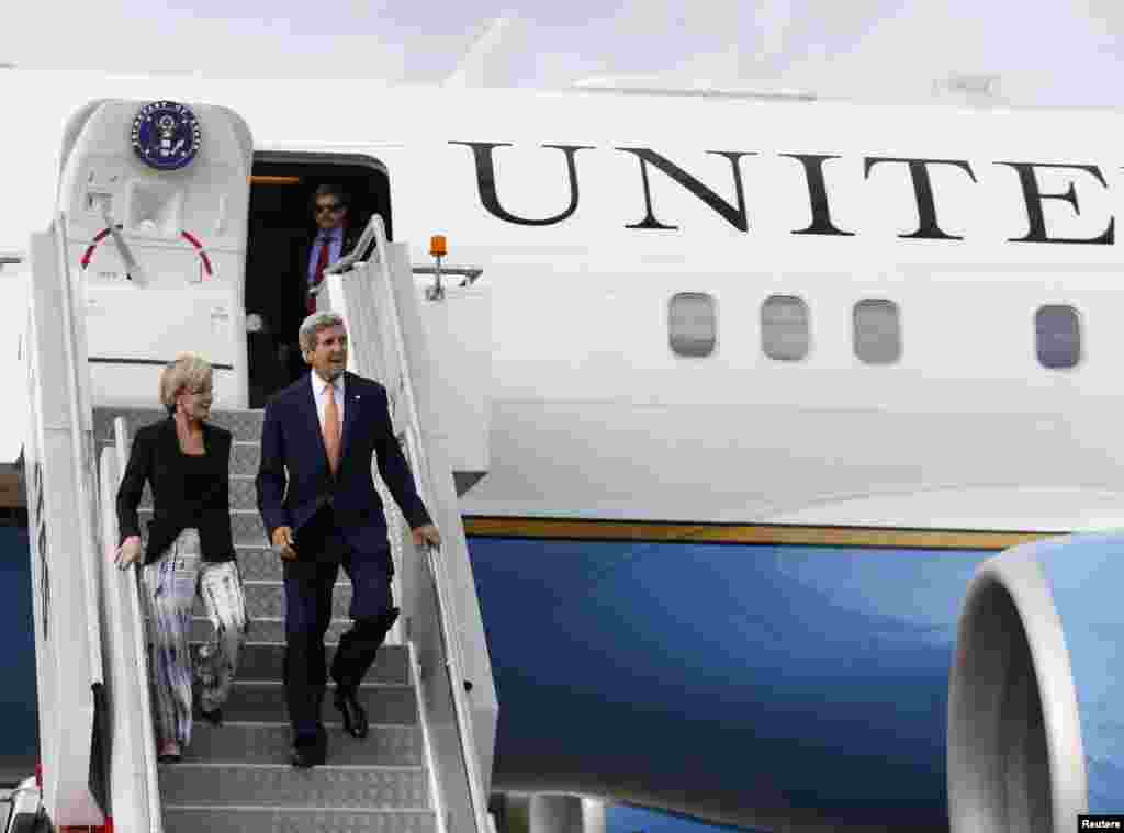 U.S. Secretary of State John Kerry steps off his aircraft alongside Australian Foreign Minister Julie Bishop, in Sydney, Aug. 11, 2014.