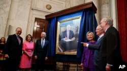  Harry Reid, leader de la minorité démocrate au Sénat (2e à droite) ,admirant son propre portrait en compagnie d'Hillary Clinton, lors d'une cérémonie à Capitol Hill, Washington, le 8 décembre 2016.
(AP Photo/Evan Vucci)