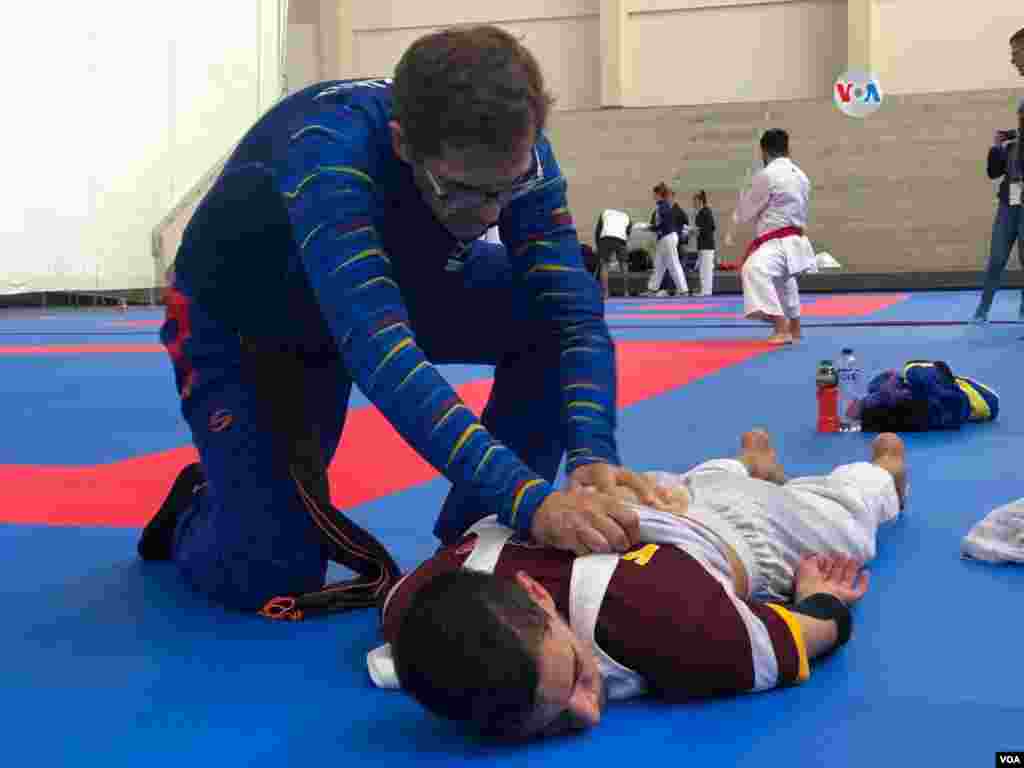 Un alto representante del Comité Olímpico de Venezuela señaló a la Voz de América que las sanciones impuestas por el gobierno de EE.UU.&nbsp;han afectado directamente a estos atletas. En la foto, miembros de la selección nacional de karate de Venezuela entrenan en Lima, Perú, durante los Juegos Panamericanos 2019.