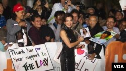 Michelle Yeoh yang memerankan Aung San Suu Kyi dalam film "The Lady" menyapa penggemarnya di Toronto, Kanada (12/9).