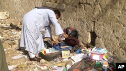 Egipćanin pregleda ostatke knjiga, svezaka i rančeva posle sudara