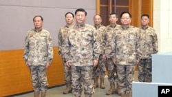 Fotografija koju je objavila novinska agencija Xinhua, kineski predsjednik Xi Jinping, naprijed centar, 8. novembra 2022. pregledava komandni centar Centralne vojne komisije.