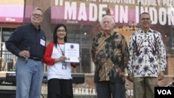 Reemberto Rodriguez (Direktur Regional Silver Spring), Maya Naratama, David Merill (President US-Indonesia Society) dan Arto R.Suryodipuro (The Deputy Chief of Mission) KBRI Washington DC. (Zulfian/VOA).