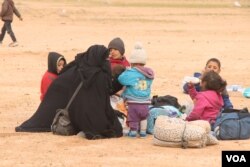Neither aid organizations nor the military predicted the huge numbers of women and children to evacuate Baghuz in recent weeks, pictured near Baghuz on Feb. 26, 2019. (H.Murdock/VOA)