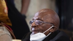 L'archevêque émérite et lauréat du prix Nobel de la paix Desmond Tutu, assiste à un service à la cathédrale Saint-Georges pour célébrer son 90e anniversaire au Cap, le 7 octobre 2021.