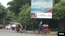 Salah satu papan reklame yang menampilkan iklan rokok di dekat taman kota Banjarsari, Solo, 9 Januari 2014 (VOA/Yudha Satriawan). Pemkot Solo mulai menghilangkan papan reklame rokok di seluruh wilayah kota tersebut mulai tahun ini, untuk mewujudkan "Kota Layak Anak 2015".