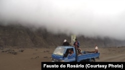 Populares fogem às chamas do vulcão do Fogo em erupção. Cabo Verde 23 de Novembro 2014