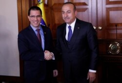 Turquía es aliado del gobierno en disputa de Venezuela, liderado por Nicolás Maduro. En esta imagen, de 2019, los cancilleres Jorge Arreaza y Mevlut Cavusoglu, se saludan en un encuentro Ankara el 1 de abril de 2019.