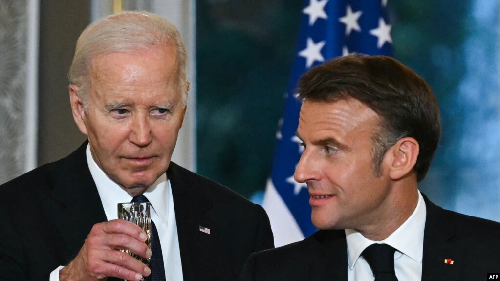 El presidente de EEUU, Joe Biden, brinda con su homólogo francés, Emmanuel Macron, durante una cena de Estado en París, el 8 de junio de 2024.
