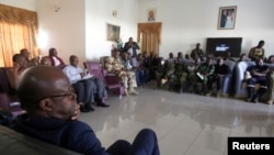 Des soldats mutins discutent avec le ministre de la Défense Alain-Richard Donwahi et sa délégation à Bouaké, Côte d’Ivoire, 7 janvier 2017. 