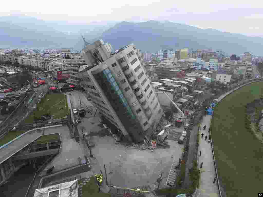 وقوع زمین لرزه در تایوان که باعث کج شدن ساختمان مسکونی شده است.