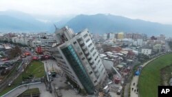 Sebuah gedung hunian bersandar pada lantai satunya yang ambruk akibat gempa bumi yang mengguncang kawasan Hualien, Taiwan selatan, 7 Februari 2018. (Foto: dok).