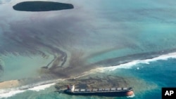 Tumpahan minyak dari kapal Jepang MV Wakashio tampak di lepas pantai Mauritius, Jumat (7/8).