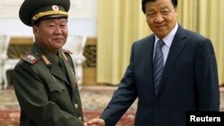 북한 김정은 국방위 제1위원장의 특사로 중국을 방문한 최룡해 인민군 총정치국장이 23일 베이징에서 류윈산 정치국 상무위원과 회담했다. 최 총정치국장은 북한이 중국의 건의를 받아들여 관련국들과 대화에 나서기를 희망한다고 밝혔다.