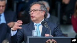 El presidente de Colombia, Gustavo Petro, habla durante la ceremonia de juramentación del general William Salamana como nuevo jefe de policía en Bogotá, el 9 de mayo de 2023.