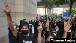 معترضان مقابل محل دادگاه ۴۷ فعال دموکراسی‌خواه در هنگ‌کنگ تجمع کرده‌اند. 