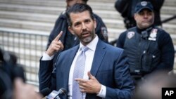 Donald Trump Jr., putra mantan Presiden Donald Trump, berbicara kepada media di New York (foto: dok). 