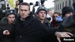 Opposition leader Alexei Navalny is detained by police during a protest march in Moscow, Russia, October 27, 2012. 