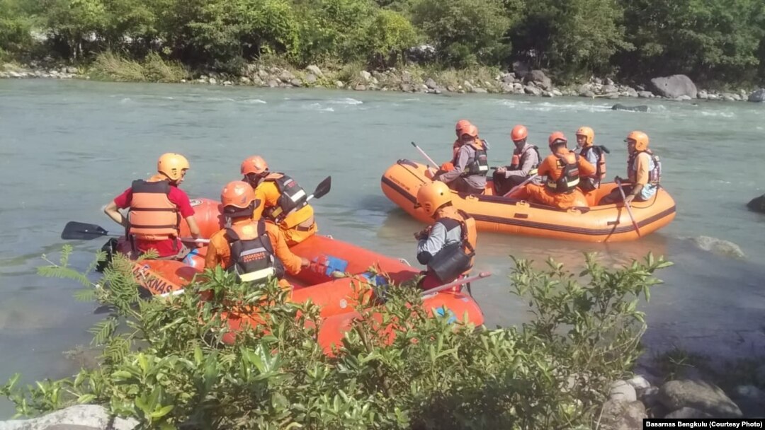 Petugas SAR gabungan saat melakukan pencarian korban yang hilang usai jembatan gantung putus di Kabupaten Kaur, Provinsi Bengkulu, Senin 20 Januari 2020. (Foto: Basarnas Bengkulu).