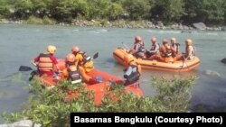 Petugas SAR gabungan saat melakukan pencarian korban yang hilang usai jembatan gantung putus di Kabupaten Kaur, Provinsi Bengkulu, Senin 20 Januari 2020. (Foto: Basarnas Bengkulu).