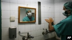 Seorang dokter Palestina mencuci tangan sebelum melakukan pembedahan di sebuah rumah sakit di Kota Gaza.