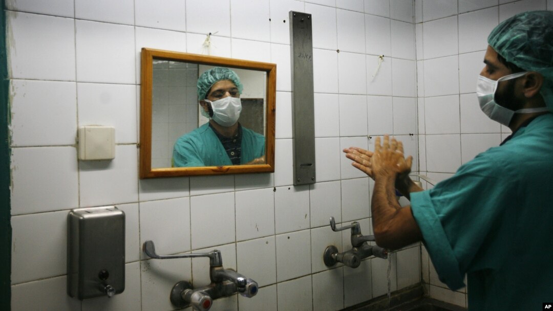 Seorang dokter Palestina mencuci tangan sebelum melakukan pembedahan di sebuah rumah sakit di Kota Gaza.