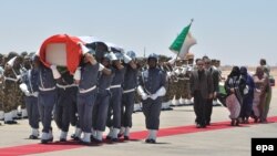 Des soldats portent, dans un cercueil, la dépouillé de Mohamed Abdelaziz, Président de la République arabe sahraouie démocratique (RASD), lors des funérailles de ce dernier, à l'aéroport de Tindouf, en Algérie 03 Juin 2016. epa/ STR