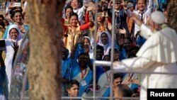 Paus Fransiskus bersiap memimpin upacara Misa di Dhaka, Bangladesh, Jumat (1/12). 