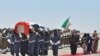 Des soldats transportant le cercueil contenant les restes de feu Sahraoui Mohamed Abdelaziz, président de la République arabe sahraouie démocratique (RASD), lors d'une cérémonie du souvenir à l'aéroport de Tindouf, en Algérie, le 04 juin 2016. EPA / STR