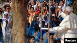 El papa Francisco salua a fieles a su arribo para una misa en Daca, Bangladesh, el viernes, 1 de diciembre de 2017.