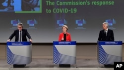 Predsednica Evropske komisije Ursula fon der Lajen (u sredini) na konferenciji za novinare u Briselu (Foto: AP/John Thys, Pool)
