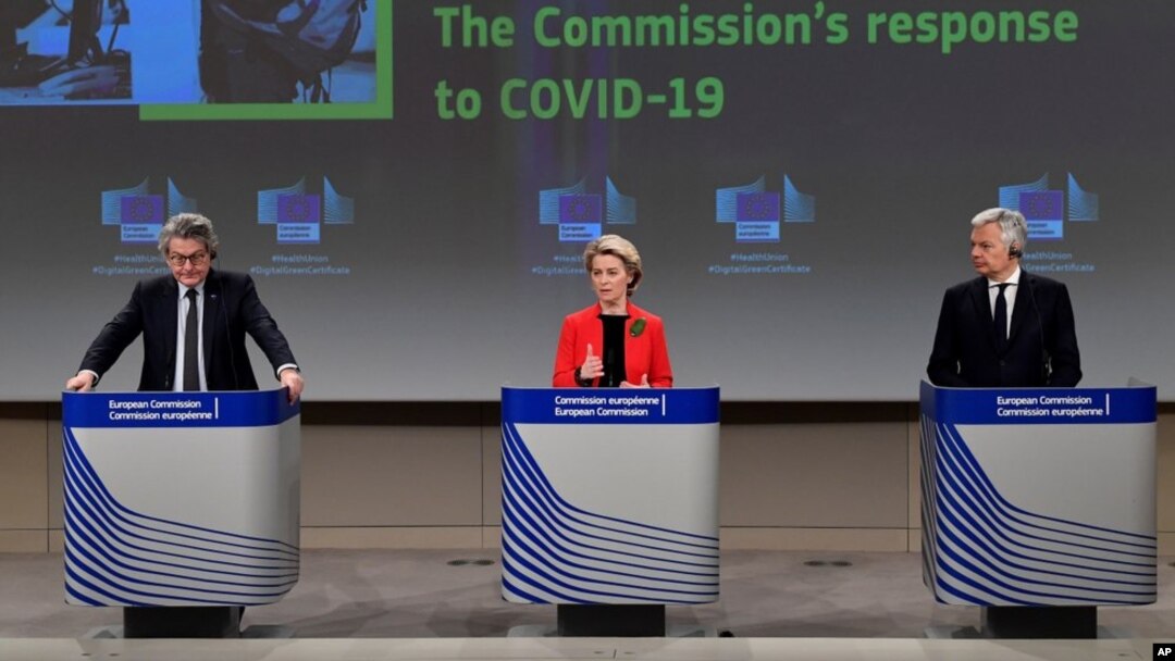 Predsjednica Evropske komisije Ursula fon der Lajen (u sredini) na konferenciji za novinare u Briselu (Foto: AP/John Thys, Pool)