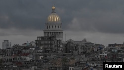 位于古巴首都哈瓦那的古巴国会大厦。据古巴能源与矿业部通报，此前一场波及全国的大停电导致约1000万人陷入用电困境，目前古巴已恢复了岛上大部分地区的电网连接。(2026年3月17日)