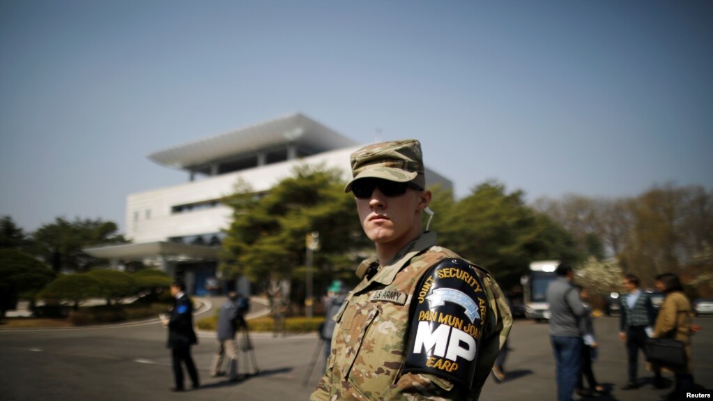 资料照：一名美军士兵在朝韩边境的板门店村站岗。（2018年4月18日）(photo:VOA)